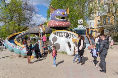 Kiev, Ukrayna - 22 Nisan 2018: çocuklar ve ebeveynler manzara sokak üzerinde oyun