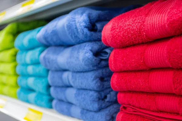 Renkli banyo havlusu mağaza tezgahın üzerine kapatın. Satış