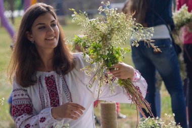 Kiev, Ukrayna - 06 Temmuz 2018: Kız bir çiçek çiçek Ivan Kupala ulusal tatil dokuma