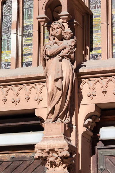 Статуя Фасаді Римо Католицький Собор Святого Миколая Побудований Готичному Стилі — стокове фото