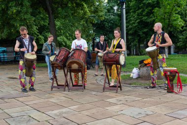 Kiev, Ukrayna - 19 Mayıs 2018: Müzikal grup sokak Müzik Festivali'nde bateri çalıyor