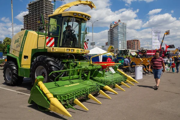 Kiev Ukraina Juni 2018 Besökare Att Prover Jordbruksmaskiner Till Utställningen — Stockfoto