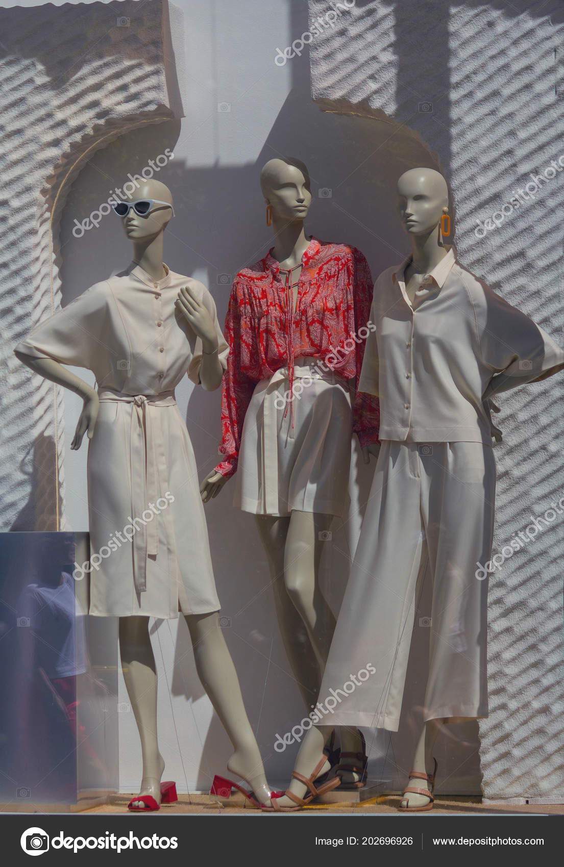 Schaufensterpuppen Trendiger Kleidung Schaufenster Stockfoto C Dmyto