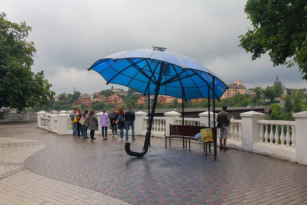 Kamyanets Podolsky Ukraine June 2018 Tourists Rainy Day Bridge Center — Stock Photo, Image