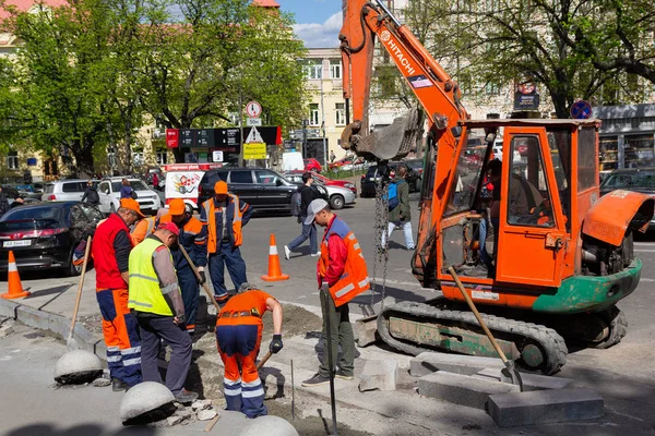 Kiev Ucrania Abril 2018 Trabajadores Del Servicio Comunitario Reparan Calzada — Foto de Stock