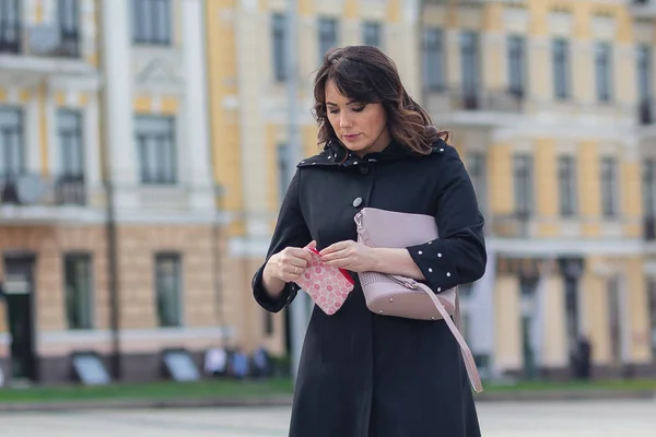 Hermosa Mujer Mira Bolsa Una Calle Ciudad Gente — Foto de Stock