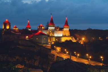 Kamianets-Podilskyi kilidi geceleri lambalarla aydınlatılmış. Ukrayna