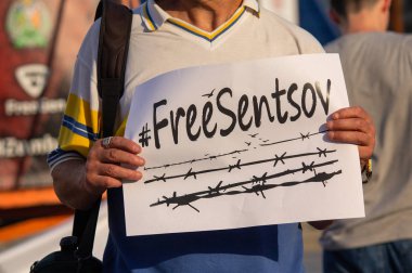 Kiev, Ukrayna - Temmuz 13,2018: Memale protestocu standları ve Ukraynaca boşaltmak zorlu bir dosya kâğıdı Rusya'da hapishaneden vatandaş Oleg Sentsov tutar