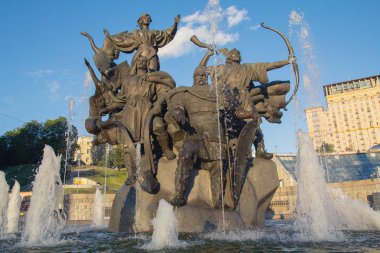 Kiev, Ukrayna - 07 Temmuz 2018: Anıt, şehir-kurucuları Bağımsızlık Meydanı'nda