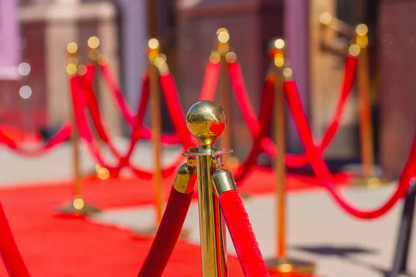 Alfombra Roja Cerca Poste Con Cuerdas Rojas —  Fotos de Stock