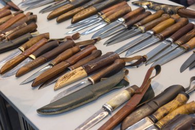 Avcılık ve tezgaha yalan bıçak mücadele. Çelik silah