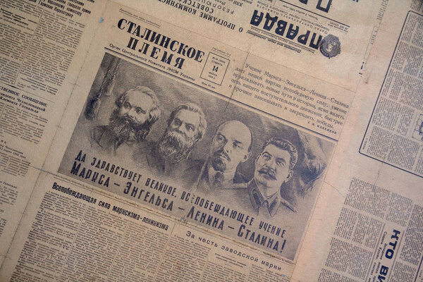 Киев, Украина - январь 2018 года: подборка советских газет с фотографиями советских лидеров
