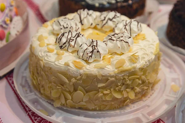 Magnifique Gâteau Délicieux Avec Crème Biscuit Noix Dessert — Photo