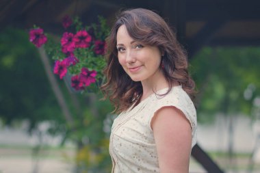 Güzel kadın il bir tarzda giyinmiş. İnsanlar