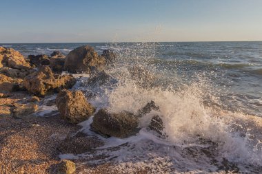 Dalgalar kayalar Azak Denizi'nin kıyısında karşı darbeleme