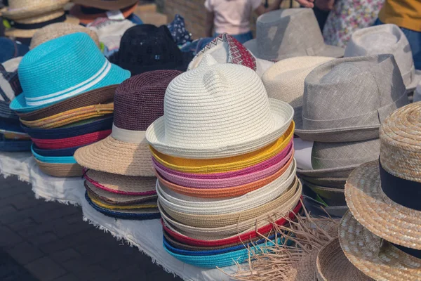 Sombreros Verano Multicolores Mostrador Del Mercado Ventas —  Fotos de Stock