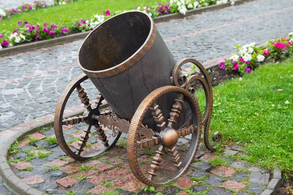 Garbage Urn City Street Stylized Old Cannon Architecture — Stock Photo, Image