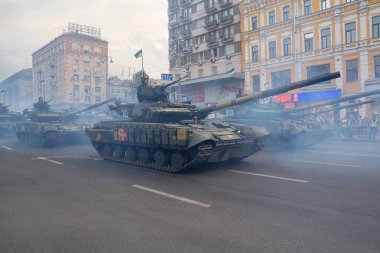 Kiev, Ukrayna - 19 Ağustos 2018: Tanklar Ukrayna ordusu bir prova için bağımsızlık yıldönümü düzenlenen askeri geçit üzerinde