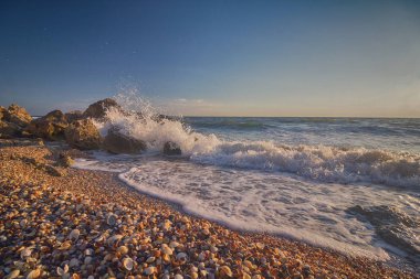 Dalgalar kayalara çarpıyor. Doğa