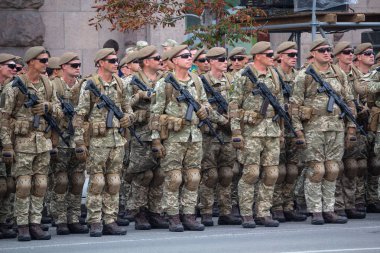 Kiev, Ukrayna - 19 Ağustos 2018: Askerlik prova askeri geçit üzerinde Ukrayna ordusunun bağımsızlık yıldönümünde düzenlenen