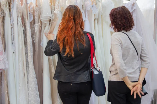 Duas Mulheres Escolhem Vestido Noiva Loja — Fotografia de Stock