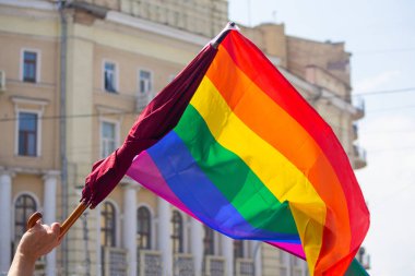 Onur geçidinde gökkuşağı bayrağı şemsiyesi. Lgbt