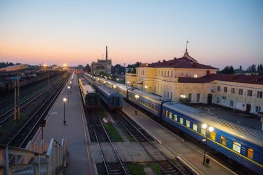 Kherson, Kiev - 31 Temmuz 2018: Şafak tren istasyonunda görünümünü