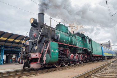 Kiev, Ukrayna - 14 Ekim 2017: Bir retro Merkez İstasyon'dan Sovyet sembolleri ile lokomotif ayrılmasından