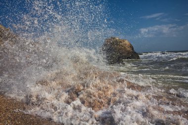 Su sıçramalarına dalgaların kıyıya dayak. Tasarım seaz