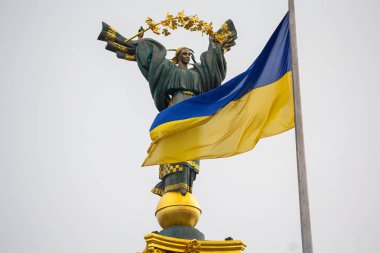 Bağımsızlık Anıtı ve Kiev Ukrayna bayrağı. Ukrayna