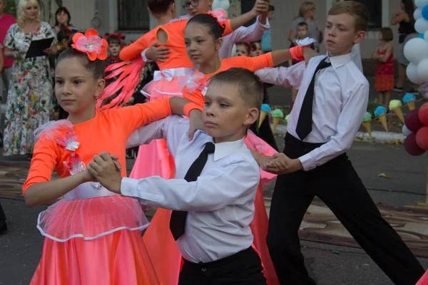 Makeevka Ucrania Agosto 2018 Los Niños Bailan Las Calles Ciudad — Foto de Stock