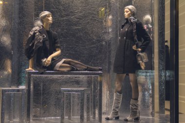 Kadın mankenler bir vitrin. Mağaza