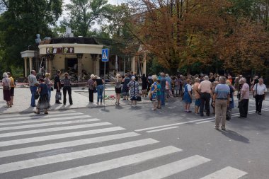 Donetsk, Ukrayna - 02 Eylül 2018: Yok edilen Café Separ - vatandaşlar Alexander Zakharçenko ölümü yerlerin