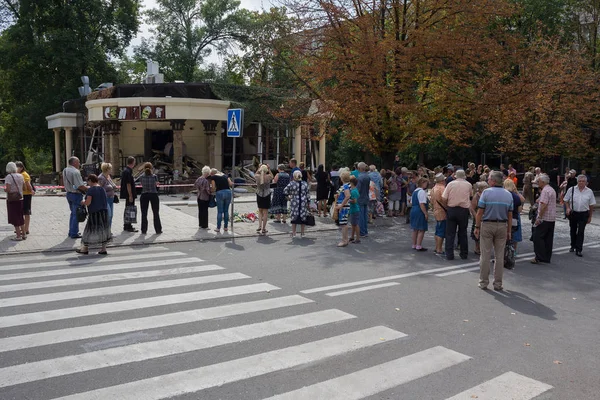 Donetsk, Ukrayna - 02 Eylül 2018: Yok edilen Café Separ - vatandaşlar Alexander Zakharçenko ölümü yerlerin