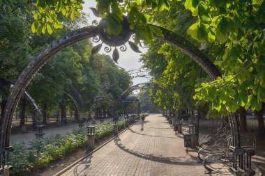 Sokağa Park, sahte resimler kemerler. Donetsk, Ukrayna