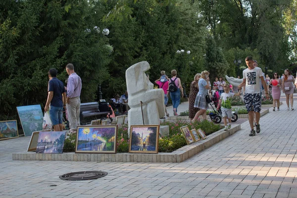 Donetsk Ukraine August 2008 Townspeople Stroll Pushkin Boulevard Paintings Artists — Stock Photo, Image