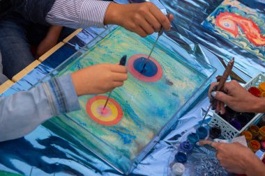 Öğretmen bir master class bir su - ebru yürütmektedir. Sanat