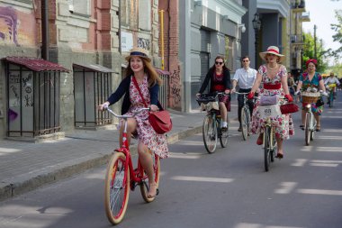 Kiev, Ukrayna - 12 Mayıs 2018: Grup retro giysiler Retro cruise çalıştırmak Bisiklet tweed içinde katılan insan