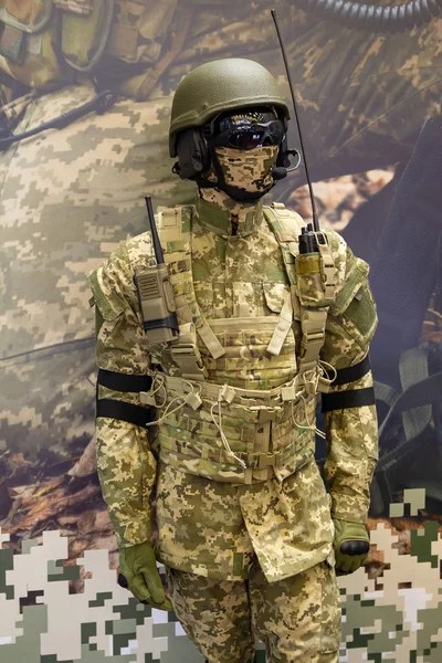 Dummy in militaire kleding en apparatuur. Wapens — Stockfoto