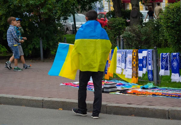 Киев Украина Сентября 2018 Года Человек Продает Государственные Флаги Улице — стоковое фото