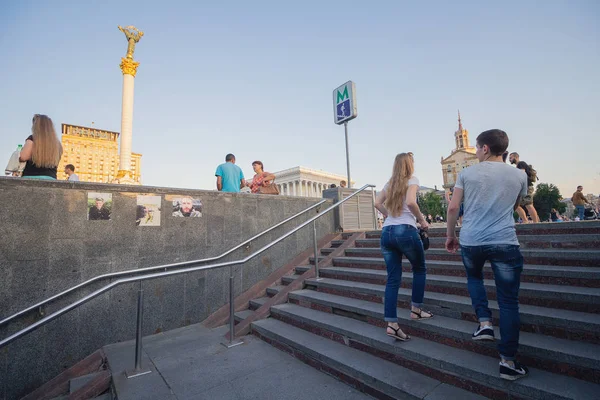 Kyjev Ukrajina Června 2016 Lidé Přicházejí Podzemní Chodbou Náměstí Nezávislosti — Stock fotografie