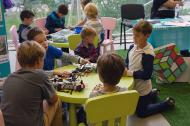 Kiev, Ukrayna - 30 Eylül 2017: Çocuk Robotik kök-eğitim Festivali hakkında bilgi almak