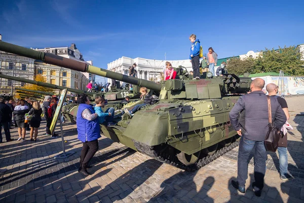 Kiew Ukraine Oktober 2018 Besucher Der Ausstellung Militärischer Ausrüstung Auf — Stockfoto