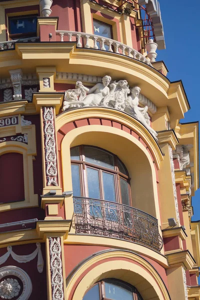 Klasik Tarzda Güzel Bir Binanın Balkon Mimari — Stok fotoğraf