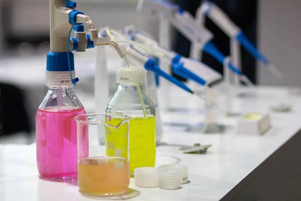 Flacoane Soluție Multicoloră Masă Într Laborator Medical Medicina — Fotografie, imagine de stoc