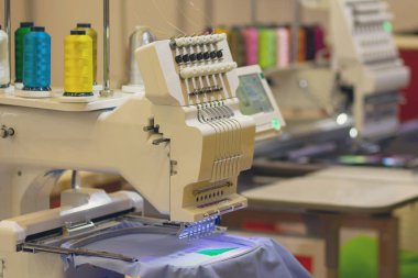 Profesyonel Overlok dikiş makinesi atölye. Kenar, hemming veya elbise kapatma için donatım