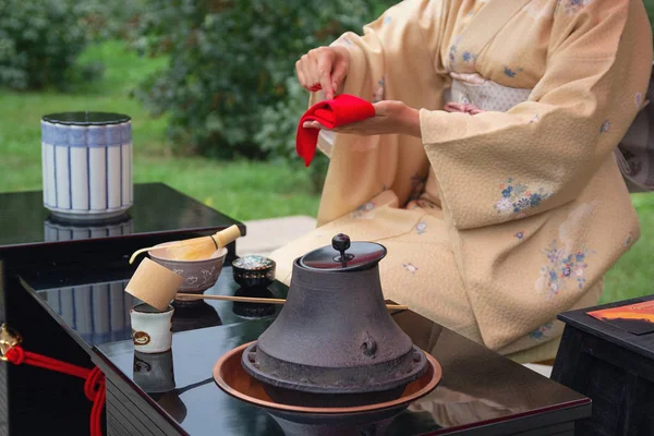 Kobieta w kimono wykonuje japońskiej ceremonii picia herbaty — Zdjęcie stockowe