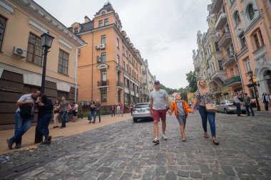 Kiev, Ukrayna - 09 Ağustos 2018: Sakinleri yürüyüş Andreevsky iniş Street - kentin tarihi