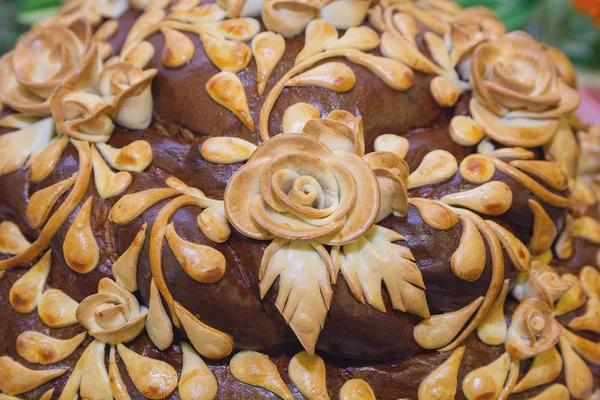 Çiçek şeklinde dekore edilmiş taze bir somun. Yiyecek.