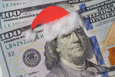 Benjamin Franklin bir faturası Noel Baba şapkalı. Noel süsleri